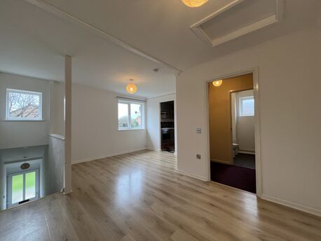 Flat to rent, Available unfurnished from 19/04/2025