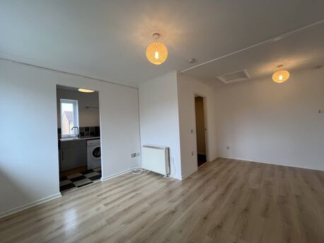 Flat to rent, Available unfurnished from 19/04/2025