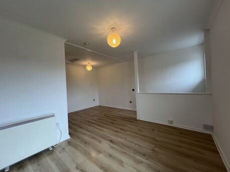 Flat to rent, Available unfurnished from 19/04/2025