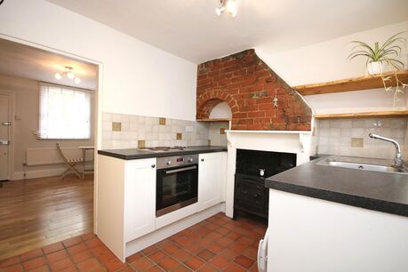 1 bedroom mid terraced house to rent, Available now