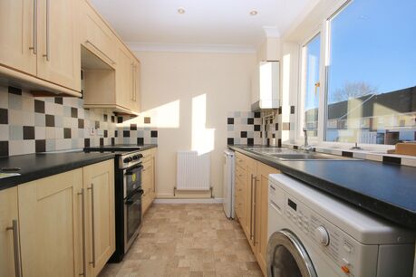 3 bedroom semi detached house to rent, Available unfurnished from 11/12/2024