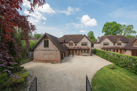 6 bedroom detached house for sale