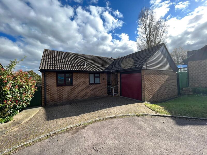 3 bedroom detached bungalow to rent, Available from 01/04/2025