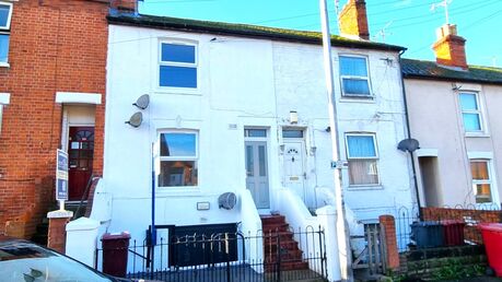 3 bedroom mid terraced flat to rent, Available from 05/07/2024