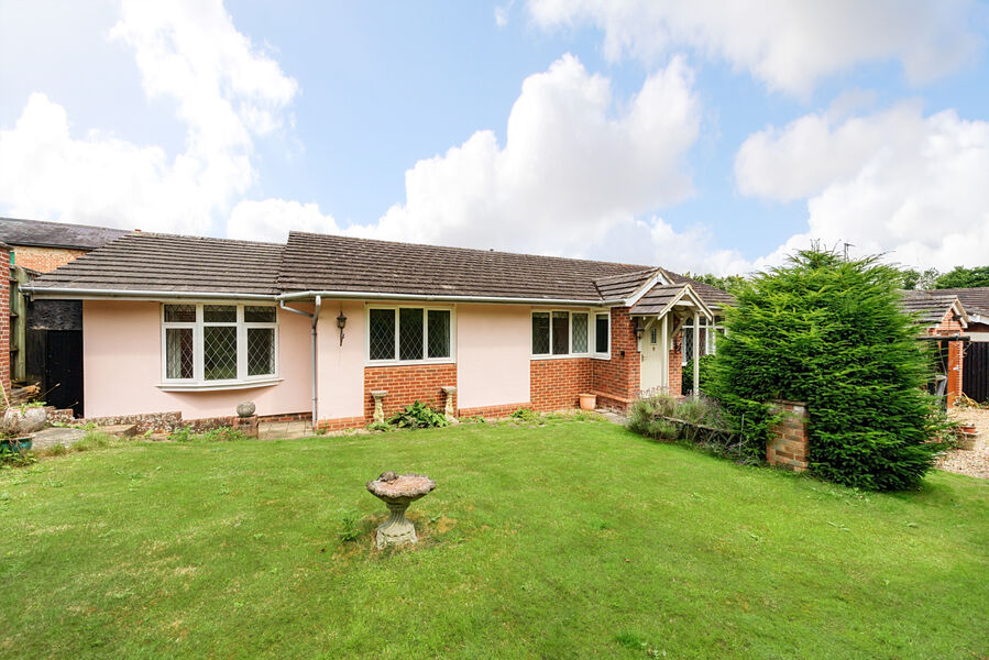 3 bedroom detached bungalow to rent, Available unfurnished now