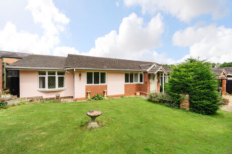 3 bedroom detached bungalow to rent, Available unfurnished now