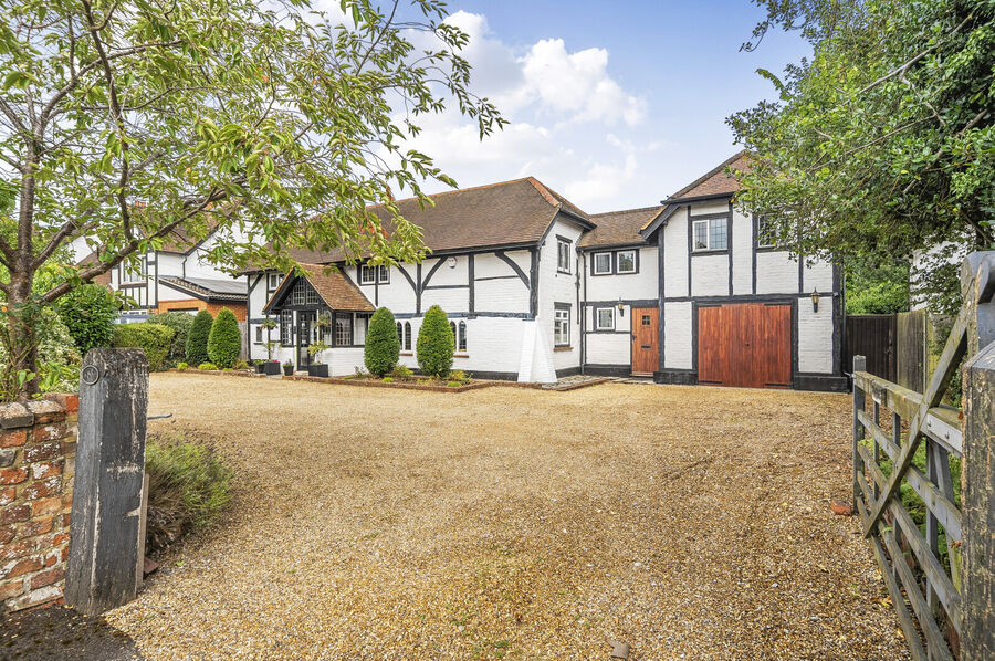 6 bedroom detached house for sale