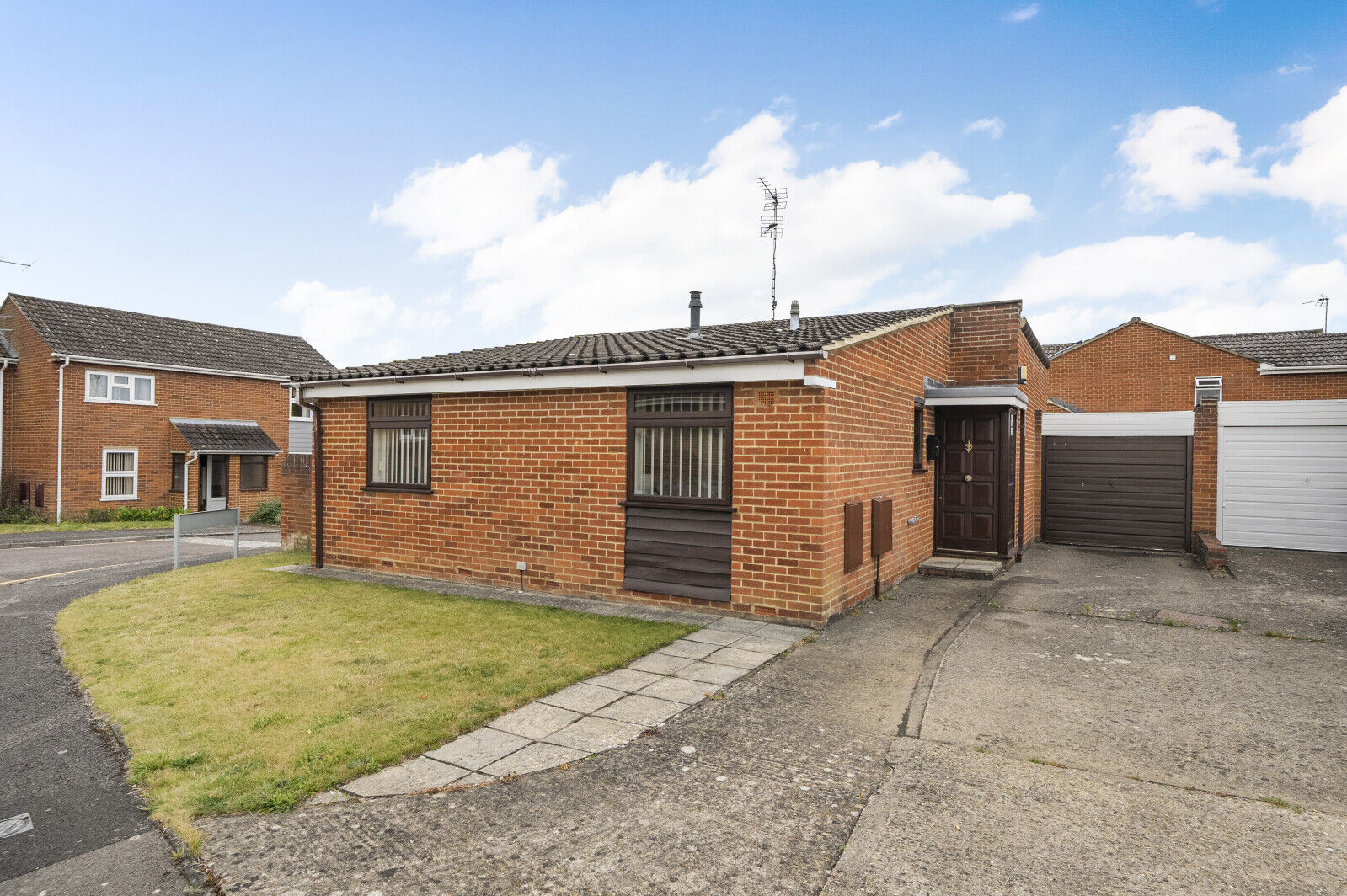 2 bedroom link detached bungalow for sale Hurst Park Road, Twyford, Reading, RG10, main image