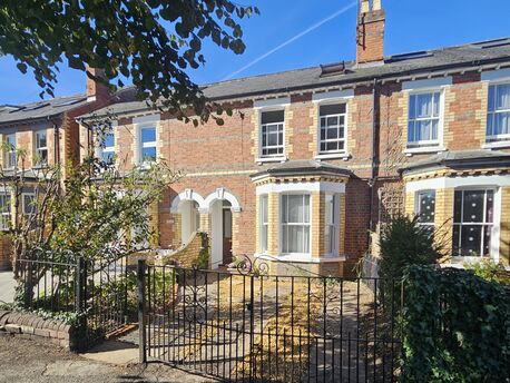 4 bedroom mid terraced house for sale