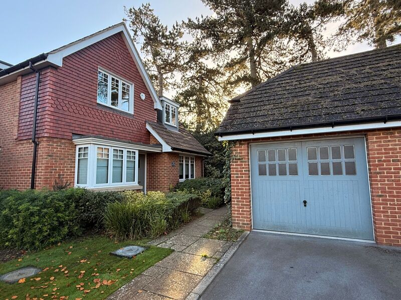 4 bedroom detached house to rent, Available now