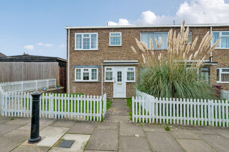 3 bedroom end terraced house for sale