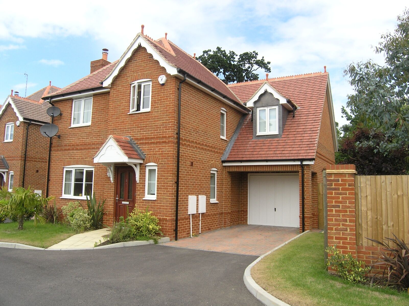 4 bedroom detached house to rent, Available from 13/08/2024 Harmont Gate, Emmer Green, RG4, main image