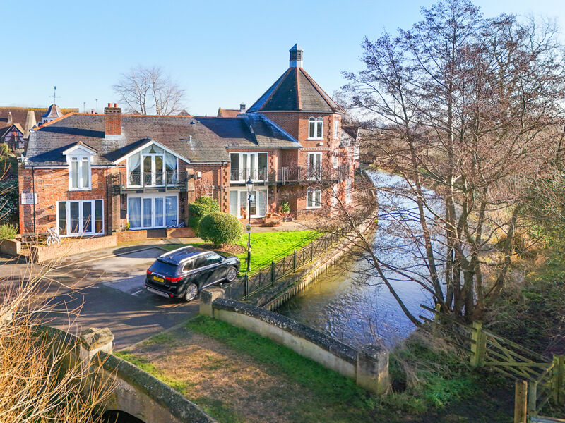 3 bedroom end terraced house for sale