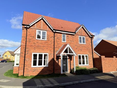 4 bedroom detached house to rent, Available furnished now