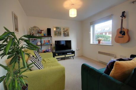 2 bedroom  flat to rent, Available from 05/03/2025