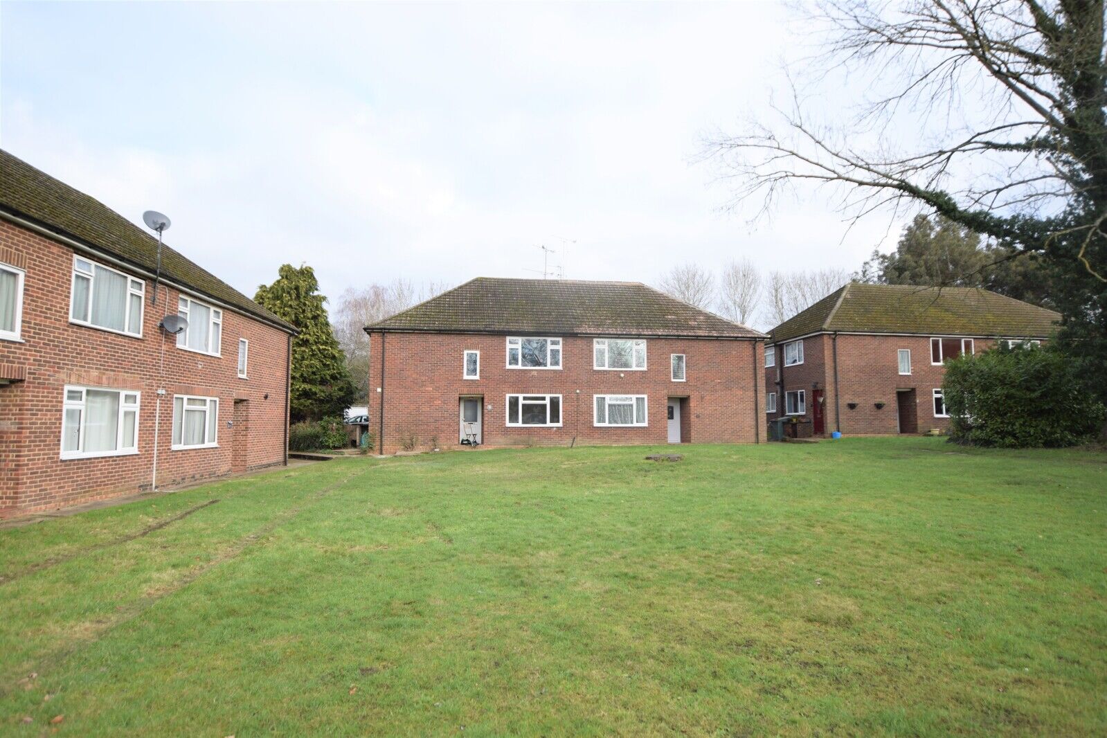 2 bedroom  flat to rent, Available from 25/03/2025 Hinton Close, Crowthorne, RG45, main image